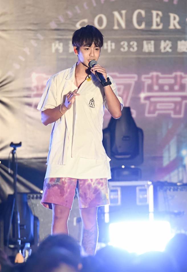 鼓鼓穿制服重回高中母校開唱。（相信音樂提供）