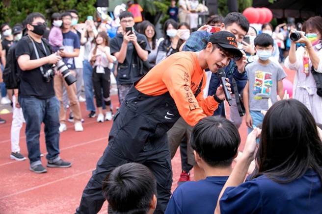 鼓鼓日前受邀回到仁愛國中受到同學熱烈歡迎。（相信音樂提供）