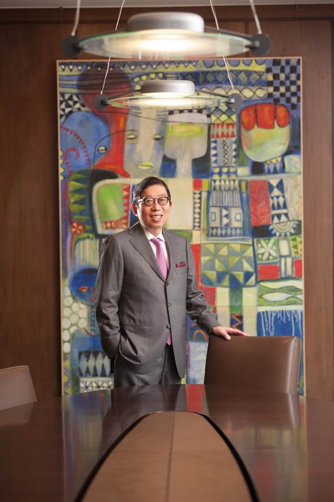 （富邦金控连续四年入选道琼世界指数成分股，董事长蔡明兴致力将永续DNA深植于企业文化。图／富邦金控提供）
