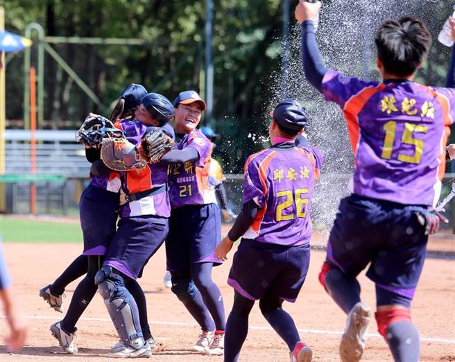 企业女垒联赛总冠军赛G7，嘉南鹰击败黄蜂勇夺冠军，球员欣喜若狂。（黄世麒摄）