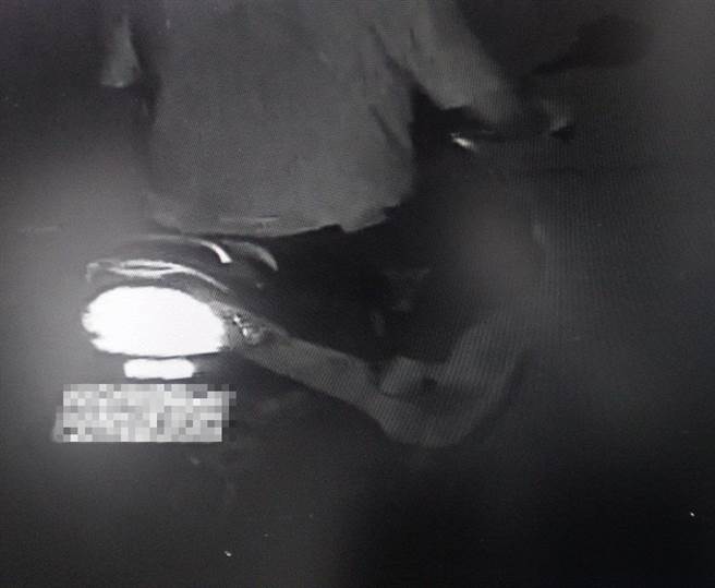 20多岁的黄男11月初晚上在楠西一户住家骑楼前裸露生殖器，经邻居发现后骑乘机车逃离现场。（读者提供／刘秀芬台南传真）