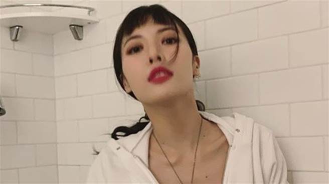 泫雅病中再耍辣 短裙配V领上衣泄极致S曲线（图／IG@hyunah_aa）