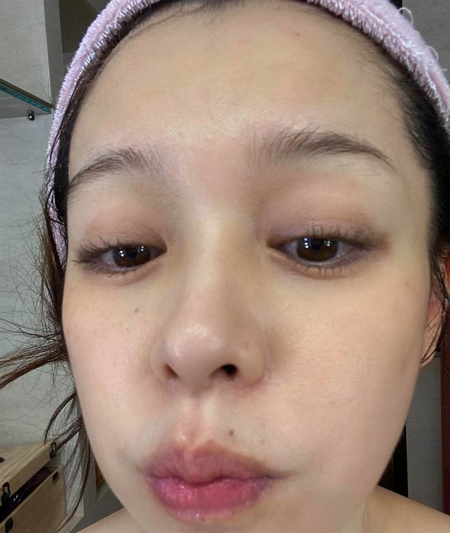 徐若瑄晒超近自拍，保养有术的她，肤质细致、光滑，零细纹嫩肌超不科学。（图／取材自徐若瑄 Vivian Hsu脸书）