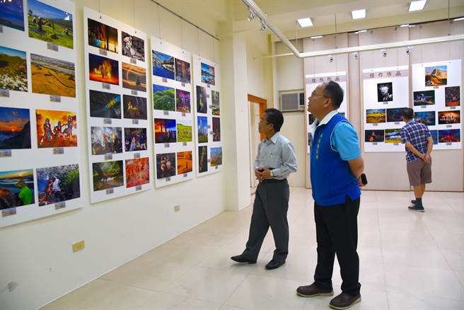「攝影之最在虎山」今年以「見攝南投」為主題，展覽作品總共800件，涵蓋紀實、風景、生態、人文、運動等等，類型多元。（南投縣政府提供／黃立杰南投傳真）