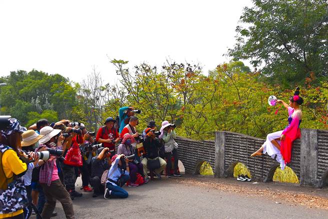 「攝影之最在虎山」主辦單位邀請美少女擔任模特兒，讓攝影團體在虎山藝術館園區進行人像拍攝，並由攝影指導老師指點，過程中互相觀摩、切磋，交流攝影技巧（南投縣政府提供／黃立杰南投傳真）