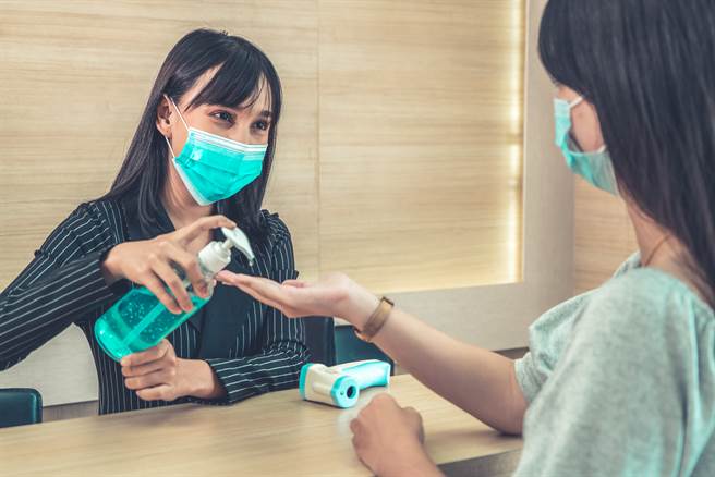 一位惯老板坦言，「公司门口行政我就是一个月开25000元，月休八天，符合劳基法。你来应徵这份工作，就是因为你在就业市场就只值这个价位。」(示意图／达志影像)