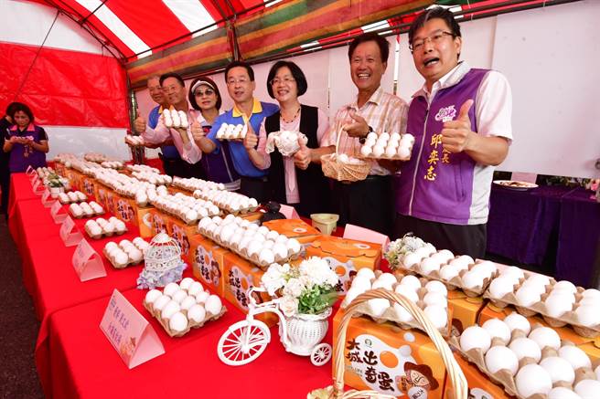 彰化縣政府輔導大城鄉農會舉辦全國第一場「彰化優鮮」蛋品評鑑和行銷活動，15日吸引大夥來吃蛋。（吳敏菁攝）