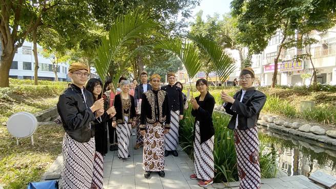 印尼移工优友与阿咪在台中市绿川相遇、相恋，决定在绿川举办传统印尼爪哇婚礼，15日邀亲友到场现场演练。（陈淑芬摄）