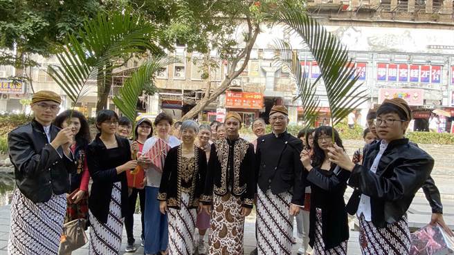 印尼移工优友与阿咪在台中市绿川相遇、相恋，决定在绿川举办传统印尼爪哇婚礼，15日邀亲友到场现场演练。（陈淑芬摄）