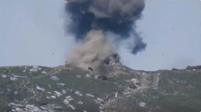 印度反战车飞弹击中巴基斯坦碉堡的瞬间。(图/twitter)