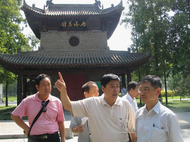 2009年，胡宗南将军次子胡为善，来到有着一千三百多年歷史的西安唐代小雁塔，探访其父当年「旧居」。图为西安博物院副院长孔正一向胡为善（右1）介绍情况。（中新社）