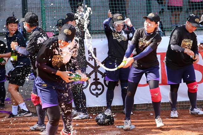 2020企业女垒联赛落幕，福添福嘉南鹰夺冠，球员们开心喷香槟庆功。（黄世麒摄）