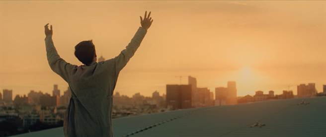 编舞家周书毅在网路上最新作品《暖化之后，我住在...》，他爬上卫武营国家艺术文化中心屋顶跳舞，与环境对话。（卫武营国家艺术文化中心提供）