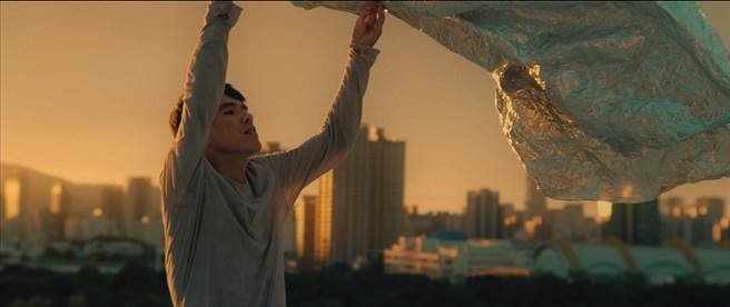 编舞家周书毅以身体和行动提出对暖化议题的省思。（卫武营国家艺术文化中心提供）