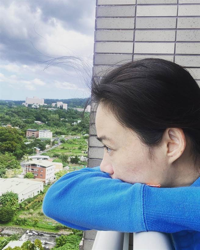 杨雁雁隔离期间在阳台看山景纾压。（杨雁雁提供）
