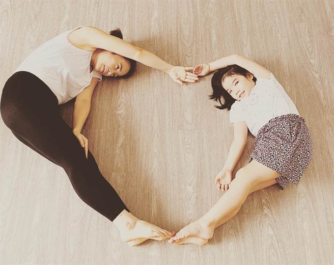 杨雁雁为了工作来台，暂时与8岁女儿分开。（摘自脸书）