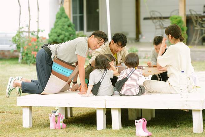 《小森林》奶爸奶妈带着孩子们吃饭景象。(图／中天娱乐台提供)