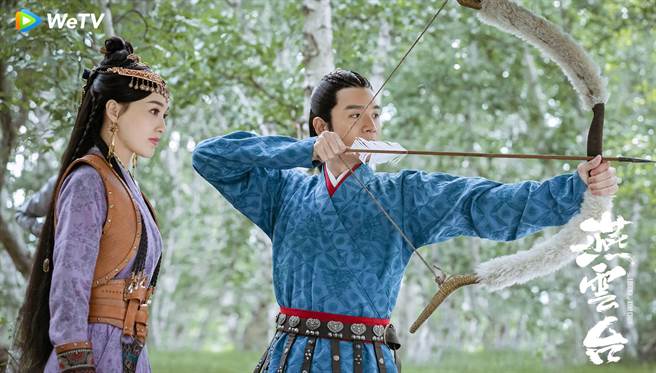 唐嫣（左）与经超在《燕云台》有射箭剧情。（WeTV海外站提供）
