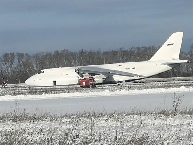 俄An-124巨型運輸機緊急迫降。(圖/twitter)
