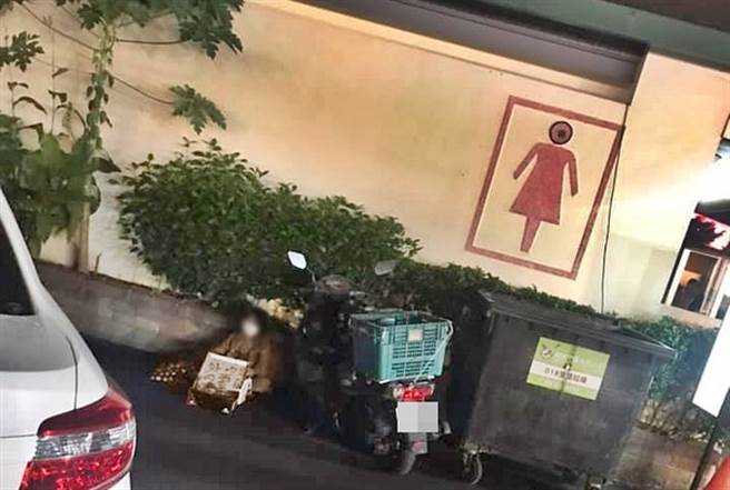 夜市小妹坐地卖零食「1包10元」网心疼 在地人揭身分急劝：别买(图片取自/台南爆料公社)