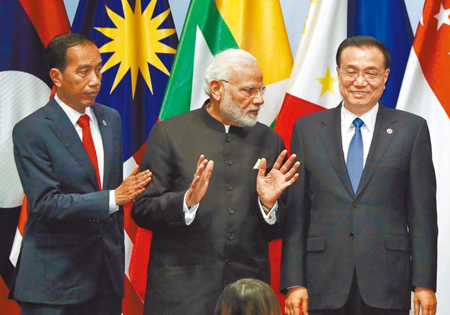 印度在RCEP谈判最后阶段退出。图为2018年RCEP协商，大陆总理李克强（右起）、印度总理莫迪、印尼总统佐科威出席。（路透）