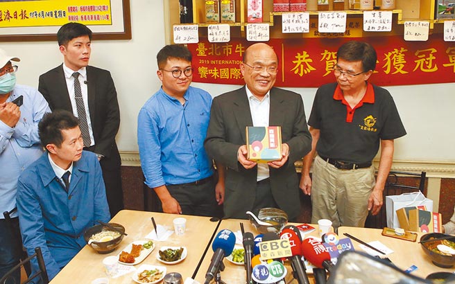 针对行政院发言人丁怡铭发言引发牛肉麵风波，行政院长苏贞昌（右二）日前带着丁怡铭（前左）前往皇家牛肉麵重庆店用餐，再次向老板陈世桢（右）表达歉意。（赵双杰摄）