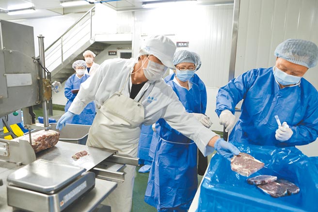 上海市疾控部門加強對電商平台、大型超市、農貿市場的進口冷鏈食品監測，保障食品安全，防範疫情輸入風險。（中新社）