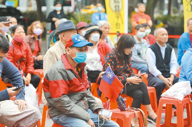 公民監督平台14日針對食安、第四權、產業、教育、兩岸議題舉辦【民主論壇—自由開講】活動，有民眾前來聆聽。（杜宜諳攝）