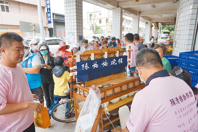 大甲镇澜宫董事长顏清标力邀陈妈妈碗粿到沙鹿摆摊，吸引乡亲大排长龙抢买古早味。（王文吉摄）