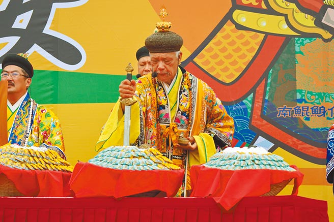 台南市「2020鲲鯓王平安盐祭」14日登场，由南鲲鯓代天府法师完成敕平安盐后，活动正式展开。（刘秀芬摄）