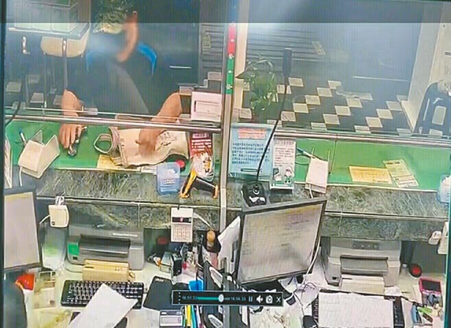 庄男在邮局柜台拿出假枪要行员拿钱出来。（读者提供／程炳璋台南传真）