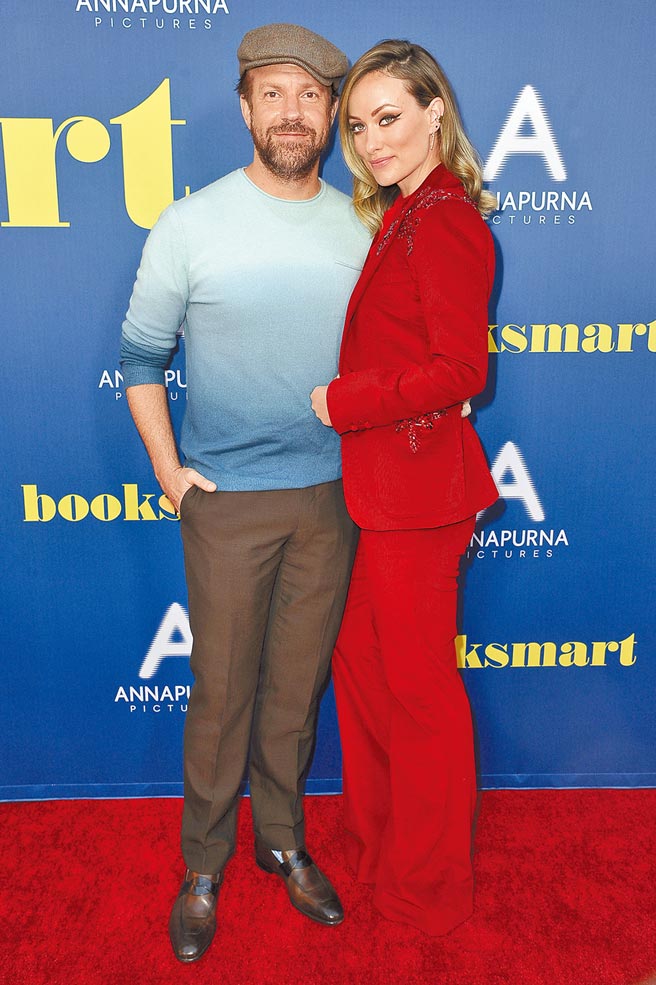 奥利维亚魏尔德（右）与杰森苏戴西斯爱情长跑近10年，如今传出分手。（美联社）