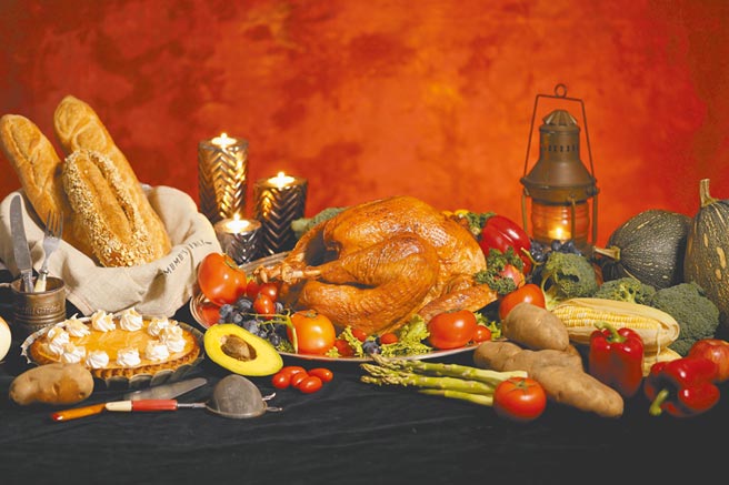 台北福华大饭店的感恩节烤火鸡广受饕客喜爱，因此同样滋味一卖就是20多年，堪称经典美味。（台北福华大饭店提供）