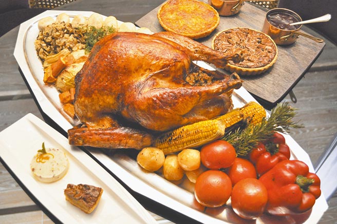 君品酒店的感恩节人气商品「传家八宝火鸡外带礼篮」。（君品酒店提供）