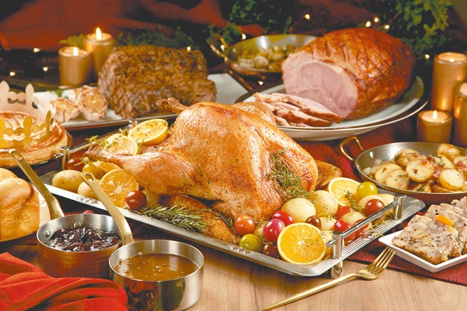 台北喜来登大饭店于感恩节檔期推出2款火鸡及1款炉烤美国牛肉外带礼篮。（台北喜来登大饭店提供）