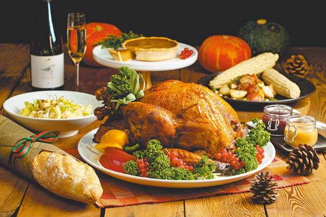 台北国宾大饭店今年首次推出搭配丰富配菜的「美式炉烤火鸡外带礼篮」。（台北国宾大饭店提供）