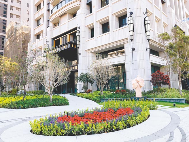 高铁特区地标建筑「鸟语花香」个案，新古典外观、美丽的中庭花园、生态水景，吸引自住客进驻。图／黄绣凤