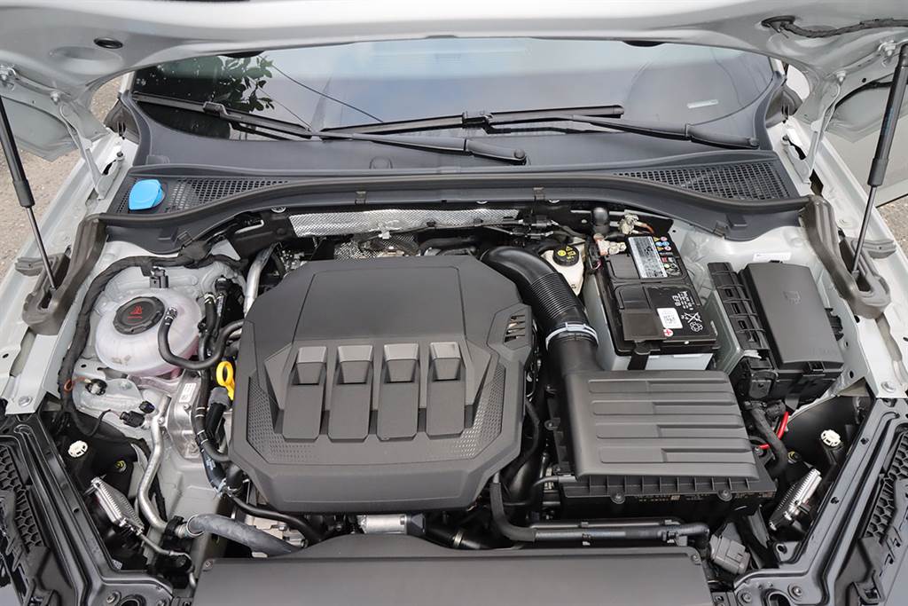 滿足內心暢馳慾望的「超能」旅行車，2021 Škoda Superb Combi SportPlus 4X4 2.0 TSI
