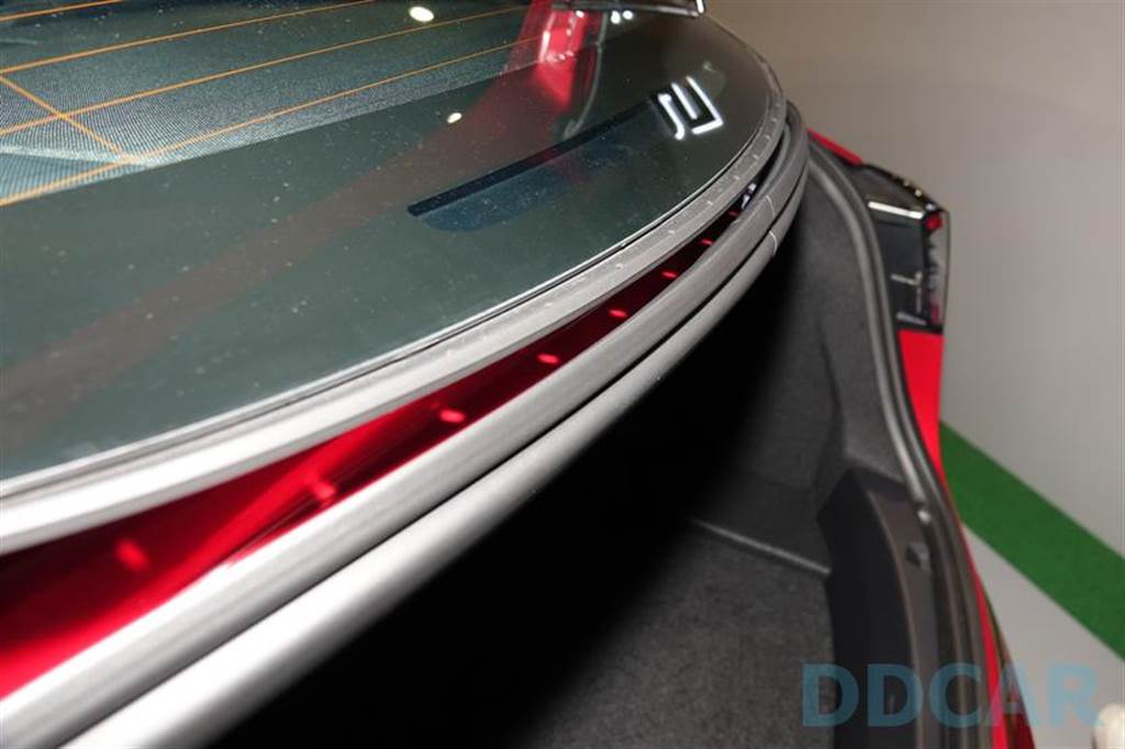 細看 2021 年式 Model 3 新增的後擋打洞排水膠條，可望改善打開後車廂門的漏水現象