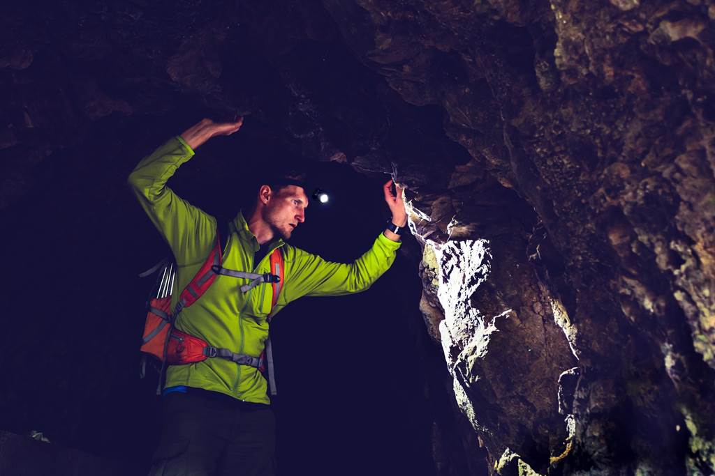 美國一名身高182公分的醫學院男大生從事洞穴探險，最後卻卡死在45公分洞穴內，最後被水泥封洞、就地埋葬。（示意圖，達志影像/shutterstock）