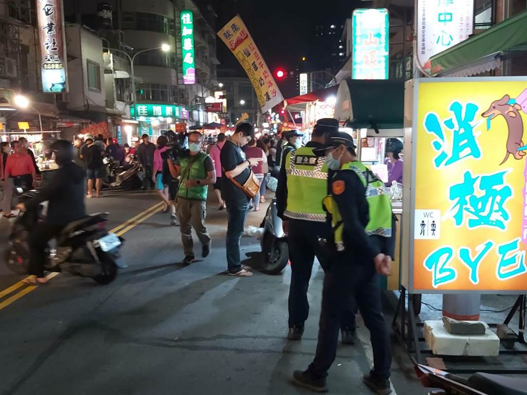 瑞北夜市14日仍照常營業，警方取締開單。（柯宗緯攝）