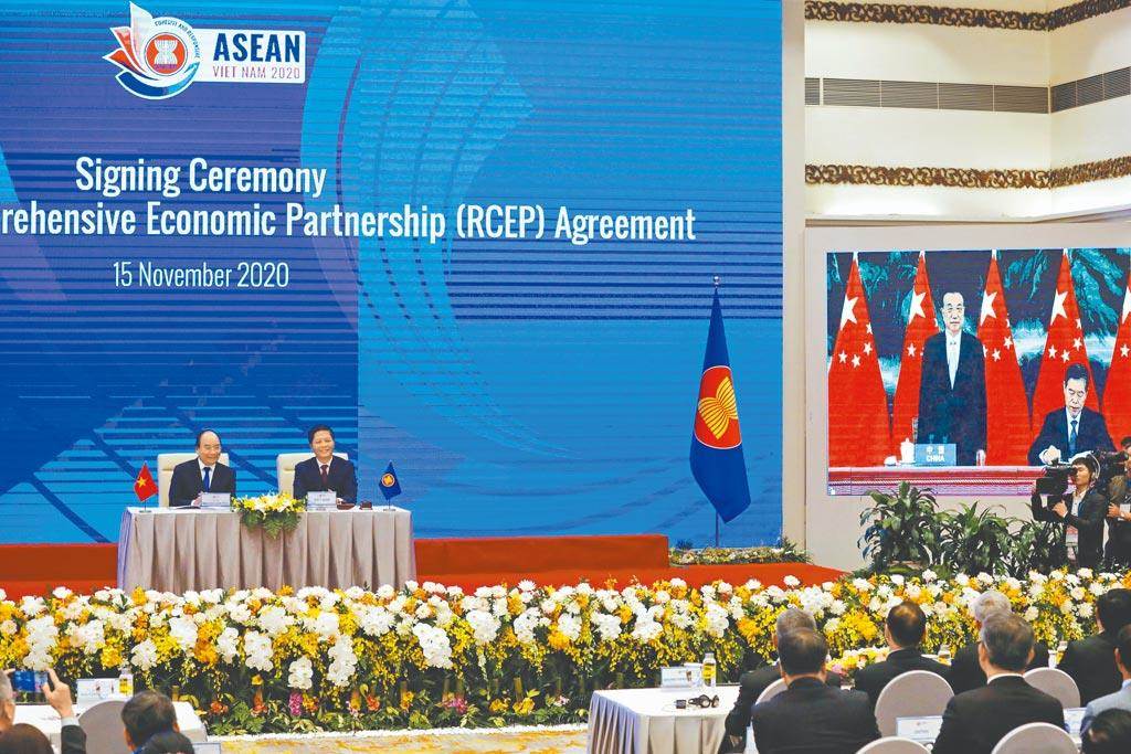 全球最大自貿協議「區域全面經濟夥伴協定」（RCEP）昨日正式簽署。主辦國越南總理阮春福（左）表示：「RCEP將為新冠疫情大流行後的經濟復甦做出貢獻。」（路透）
