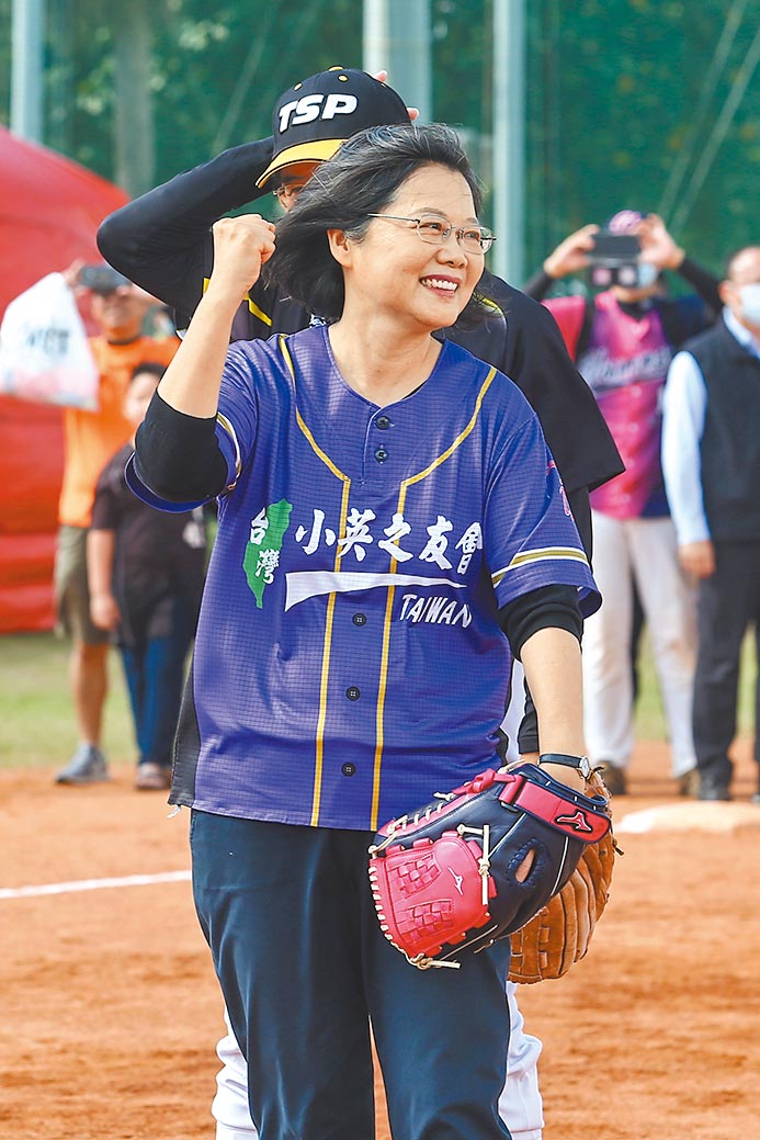 蔡英文總統15日為「小英盃慢壘錦標賽」開球，她稱台灣面對挑戰，就要一球一球的投，沉著冷靜面對變局。（鄧博仁攝）
