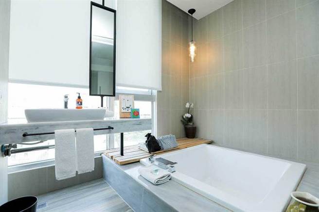 簡約素雅的客房浴室，可享受以茶湯入浴的舒服感。（圖／林士傑攝）