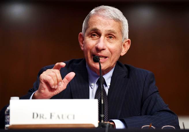 美国新冠肺炎疫情加速恶化，白宫防疫专家佛奇（Anthony Fauci）15日表态政府应该顺利交接，指出如果政府防疫官员能开始和拜登交接团队进行合作，对美国来说会比较好，他也大讚拜登挑选的新任白宫幕僚长克兰（Ron Klain）是「很棒的选择」。（资料照／TPG、达志影像）