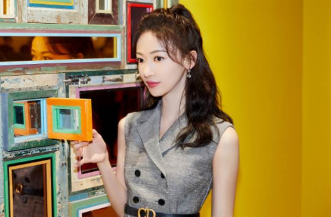 吴谨言穿上马甲款的修身西装背心展现好身材。（图／摘自微博@吴谨言）