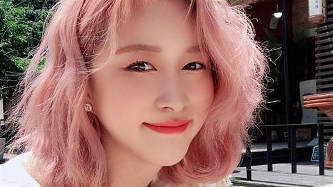 21岁女偶像多荣黑色百褶裙超显瘦 甜美穿搭泄逆天长腿（图／IG@dayomi99）