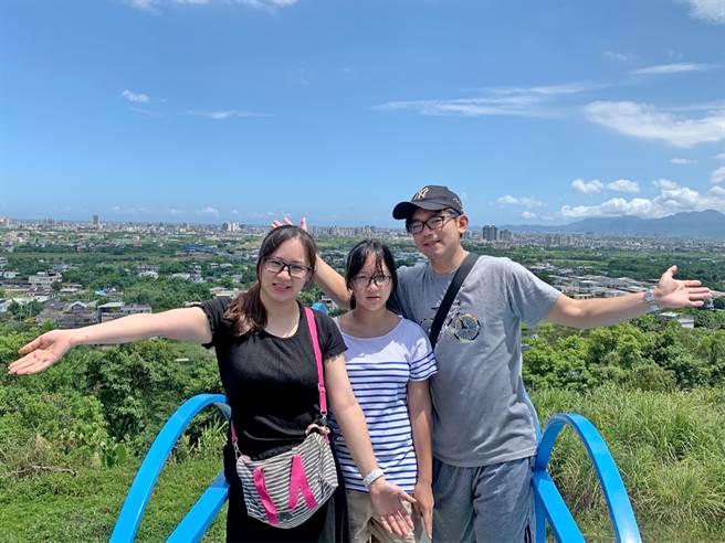 永庆房屋有「弹性工作8小时」，让陈玮龙(右)多了与家人甜蜜相处的时间。(图/业者提供)