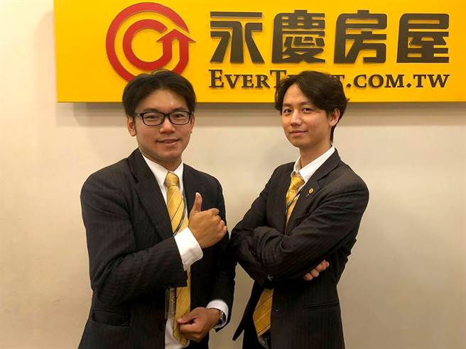 陈玮龙(左)感谢店长张牧天(右)用心指导，一步步带领他迈向成功!(图/业者提供)