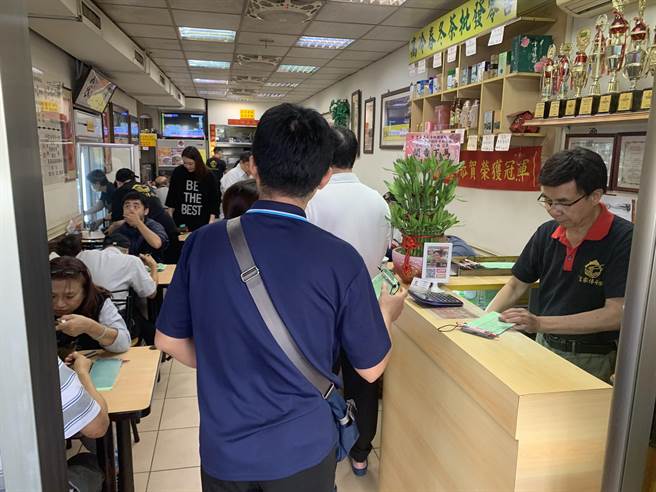 皇家传承牛肉麵店无端卷入行政院失言风波。（王扬杰摄）